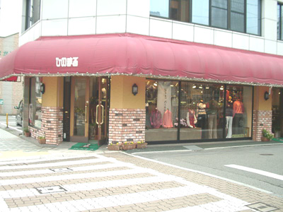 qm}X摜